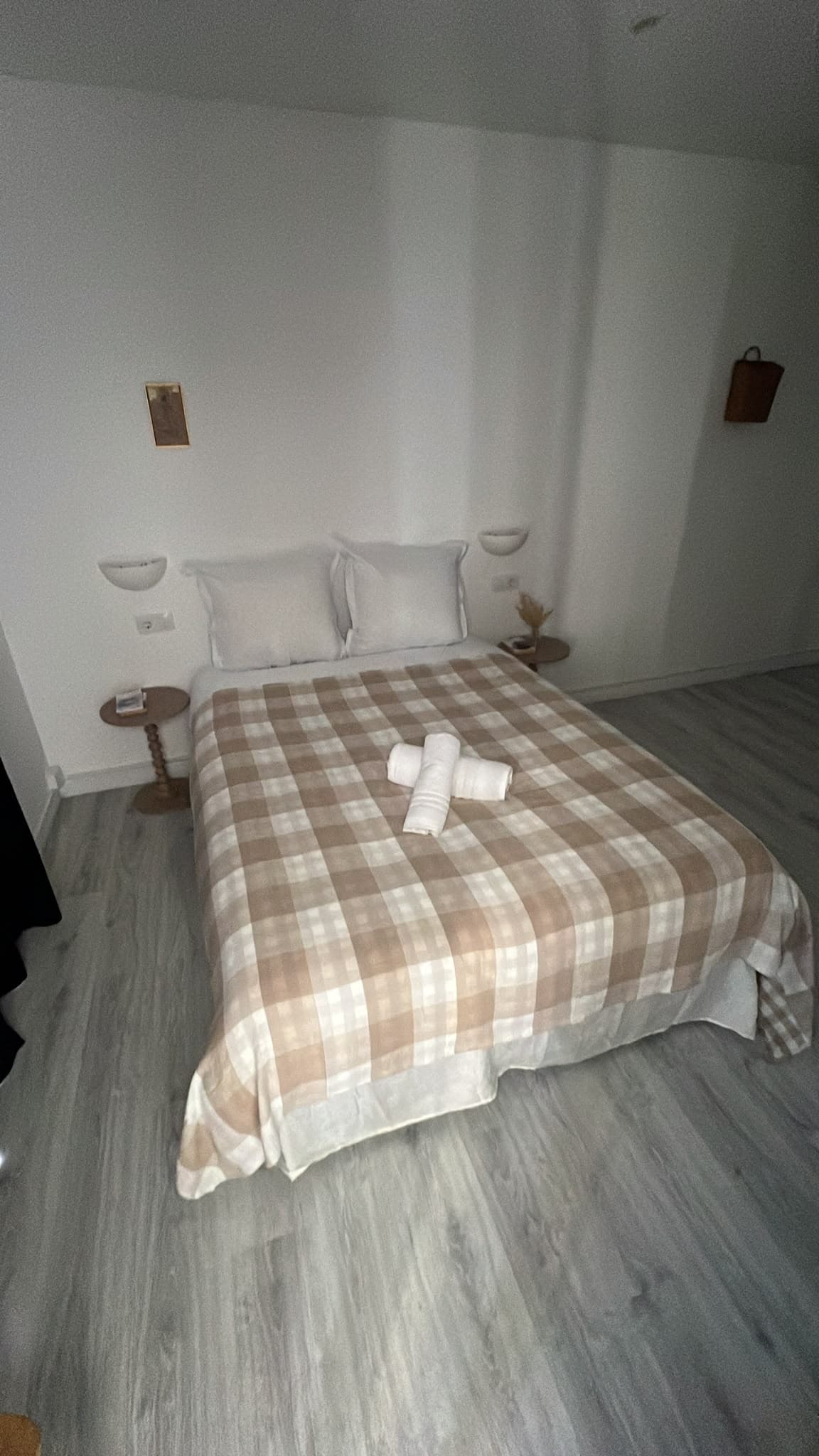 Chambre préparée par MS Nettoyages, lit double fait et serviettes roulées sur le couvre-lit