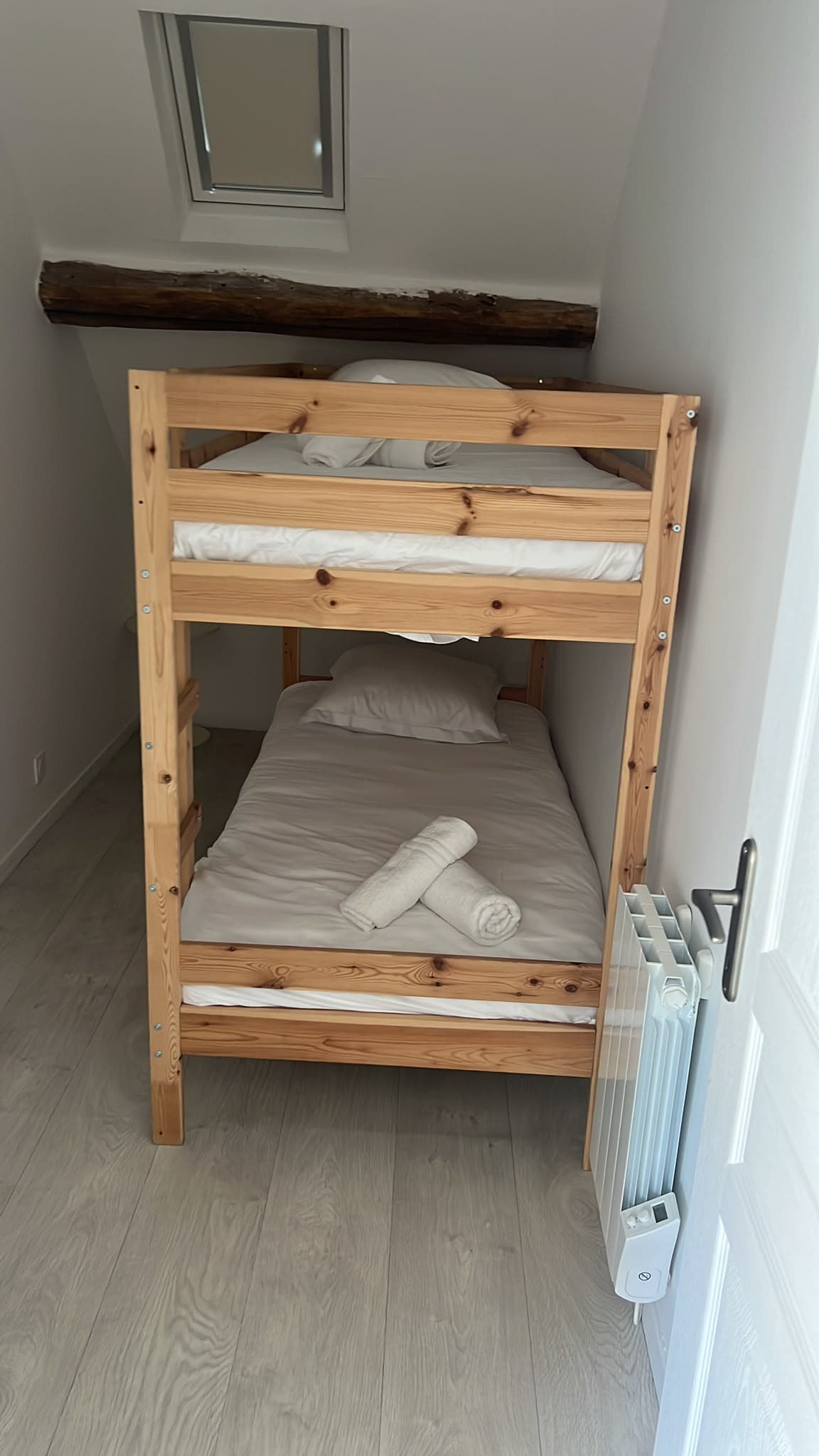 Chambre sous combles préparée par MS Nettoyages, lits superposés faits et serviettes disposées