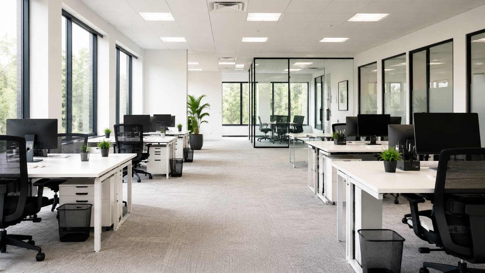 Open space aux postes de travail dégagés